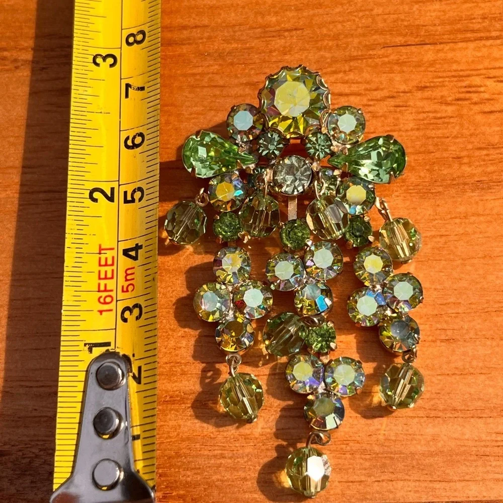 VINTAGE AURORA BOREALIS GREEN RHINESTONE brooch. Rare. Juliana? - Picture 8 of 9